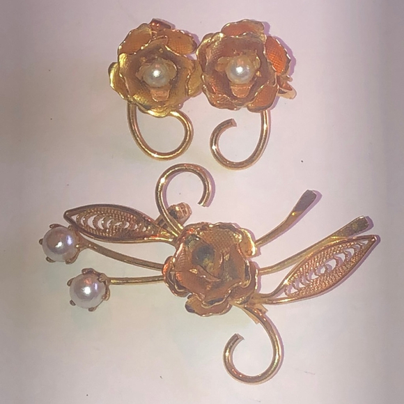 Vintage Jewelry - Vintage Gold Tone Filigree Faux Pearl Brooch Clip On Earrings Set
